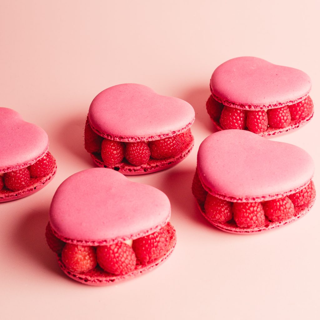 Saint valentin feuillette macaron vanille framboise