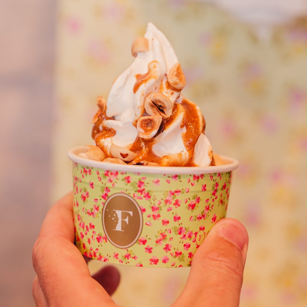 pot de glace noisette feuillette